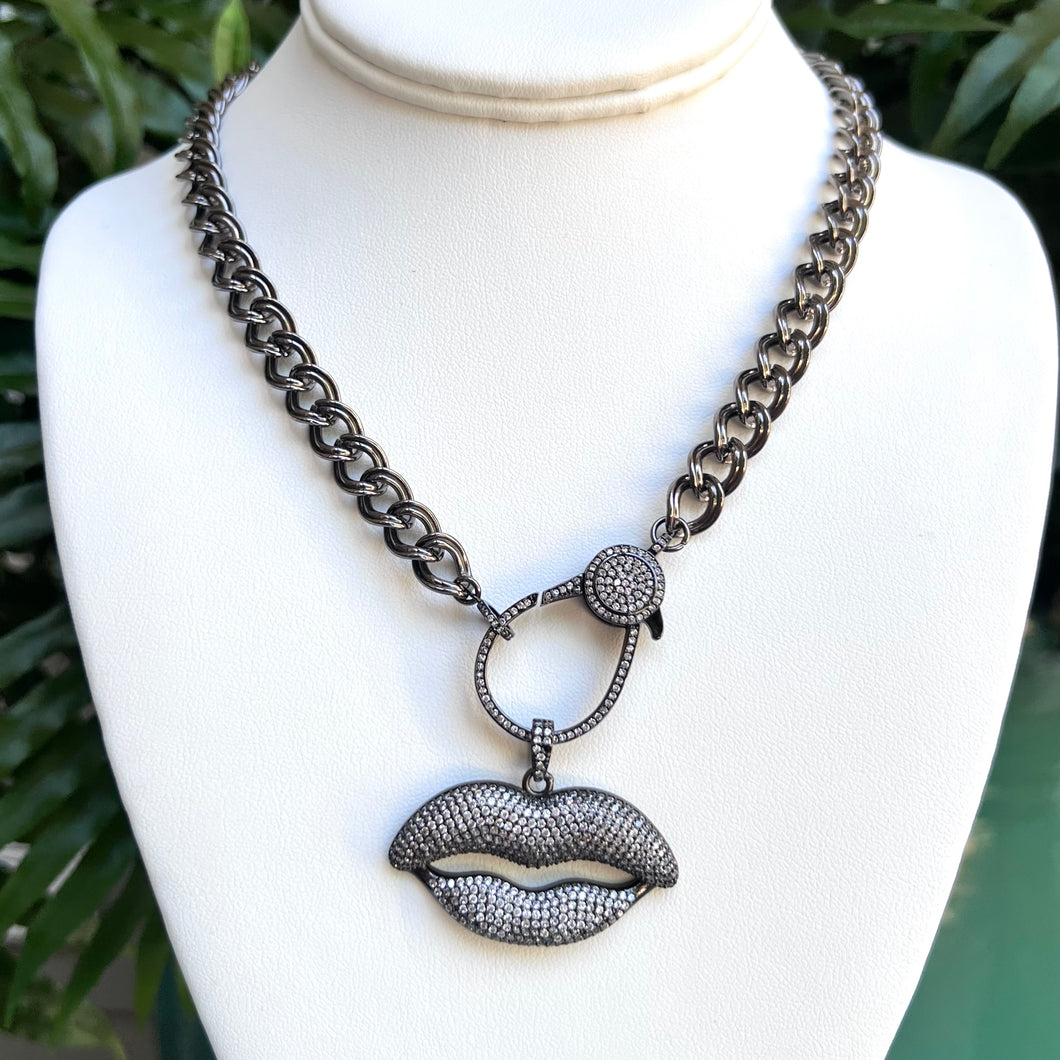 GUNMETAL CHAIN + LIPS